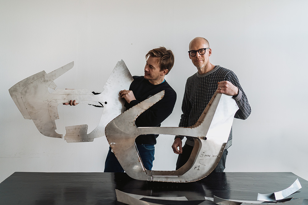 Tue Beijer and Jonas Nyvang from Stilfold with models of their folded frame structure. Photo: Tobias Ohls